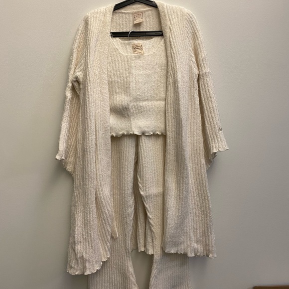 lounge-wear sets - Picture 2 of 5